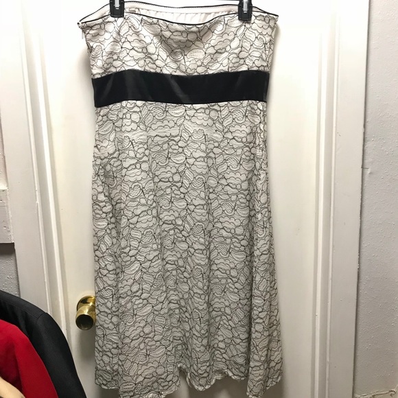 Lace dress - Picture 5 of 6